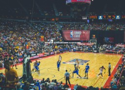 悟空体育官网-篮球传奇空降引爆赛场 万众狂欢见证巅峰对决